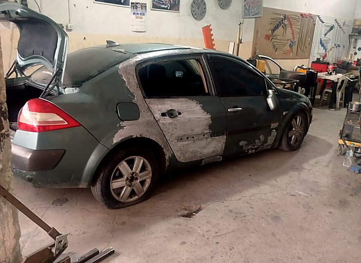 Renault Megane atölyede kaporta düzeltme işlemi sırasında