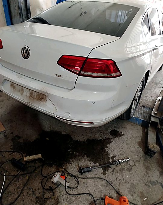 Volkswagen Passat arka çamurluğunda boyasız göçük düzeltme aparatlarıyla çalışma